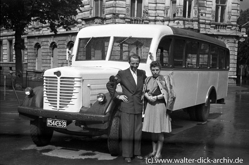 Stolzes Besitzerpaar vor einem Büssing Bus