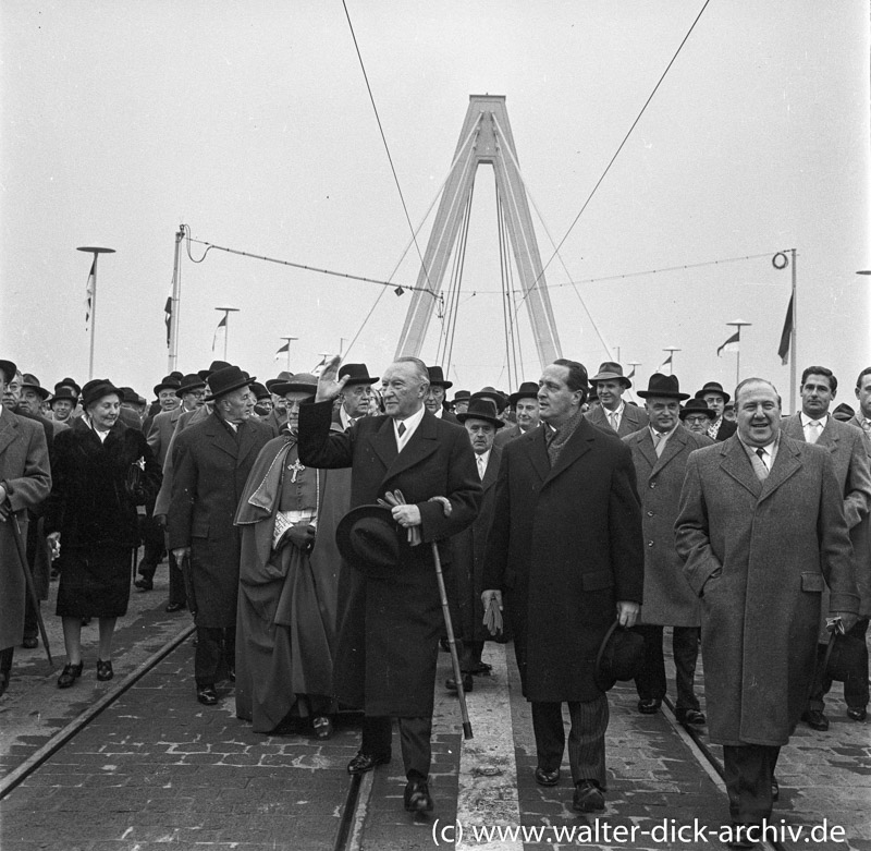 Konrad Adenauer eröffnet die Kölner Severinsbrücke.