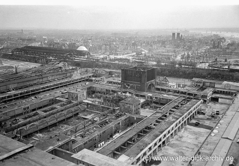 Zerstörte Messehallen und Deutzer Bahnhof 1948