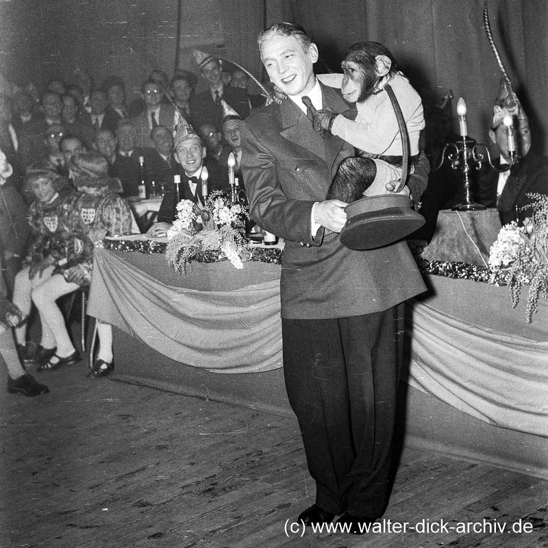 Affe Petermann auf Karnevalssitzung 1953