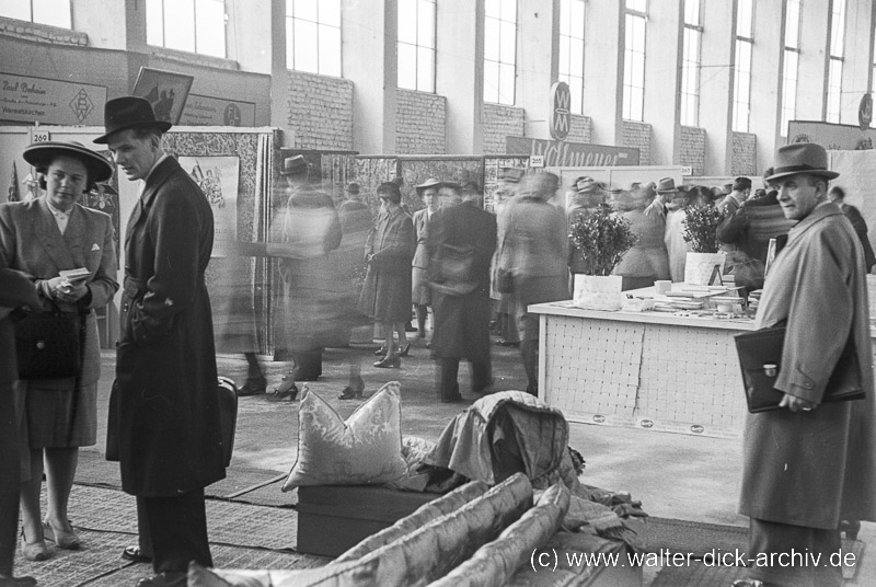 Besucher der Textilmesse 1948