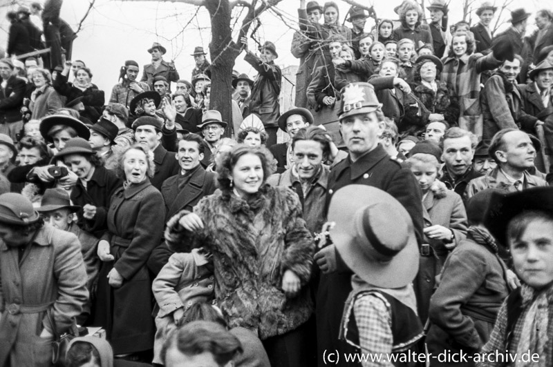 Kölner Polizist beim Rosenmontagszug 1951