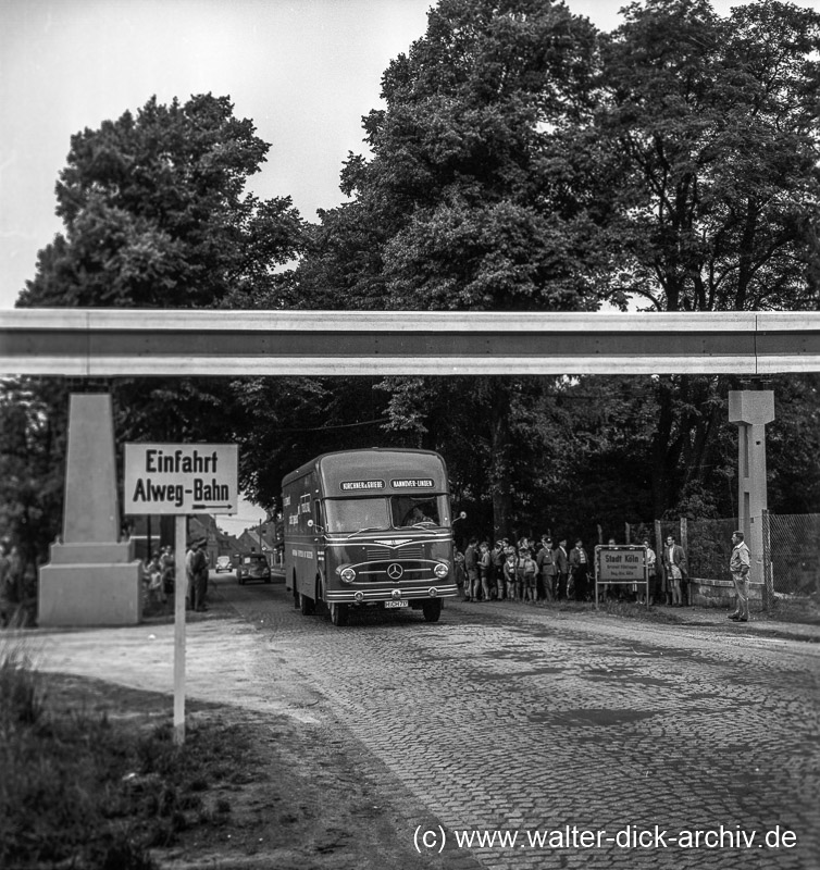 ALWEG-Bahn Überquerung der Neusser Landstraße 1957