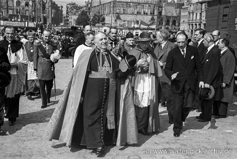 Auf dem Weg zur Brückenweihe 1948