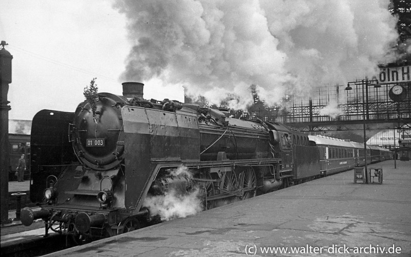 Ein schnelles "Dampfross" am Kölner Hauptbahnhof 1955