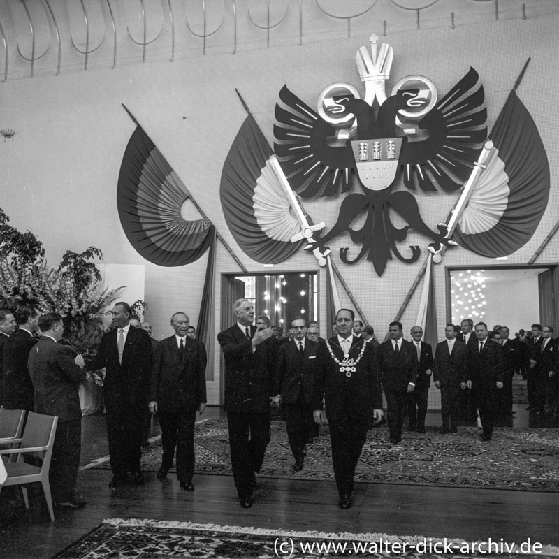 WDA4084-001 Auf dem Weg zum Festdiner - Gleich gibt es Mittagessen 1962