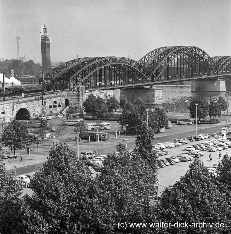 Hohenzollernbrücke und Busbahnhof 1962
