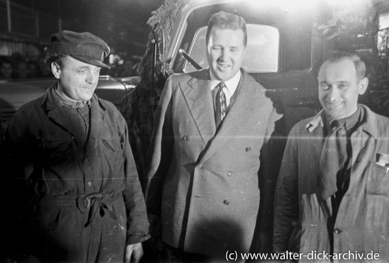 Henry Ford II mit Kölner Ford Arbeitern 1948