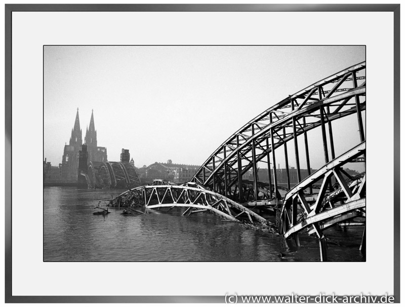 E06 - Hohenzollernbrücke im Wasser 1946
