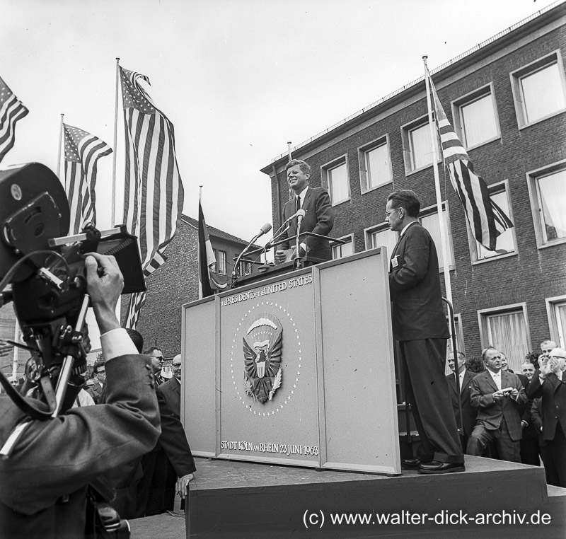J.F. Kennedy hält eine Rede vor dem Kölner Rathaus 1963