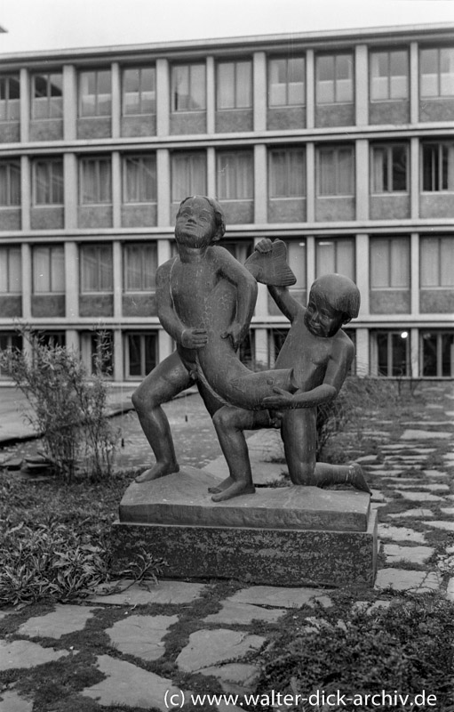 Bronzeplastik-Kunst am Bau Stadtsparkasse Köln 1958