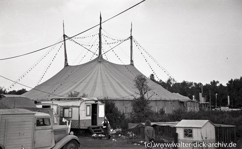 Ein Zirkuszelt? Der Williamsbau 1947