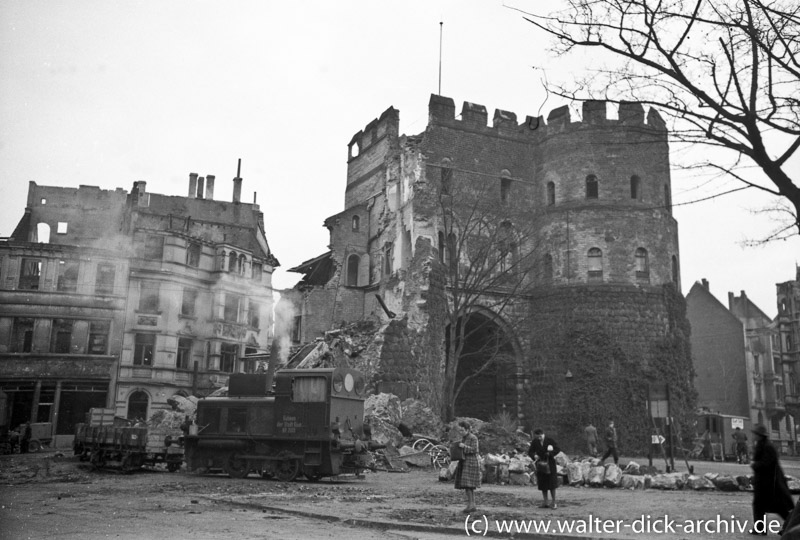 Zerstörtes Hahnentor am Kölner Rudolfplatz 1946