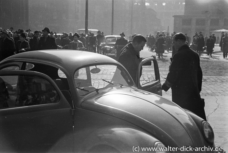 WDA194-004 Henry Ford II begutachtet bei Ford Köln den VW-Käfer 1948