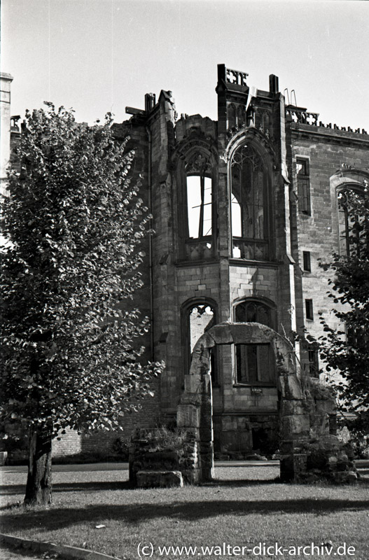 Reste des römischen Nordtors vor den Ruinen des alten Kölner Wallraf-Richartz-Museums