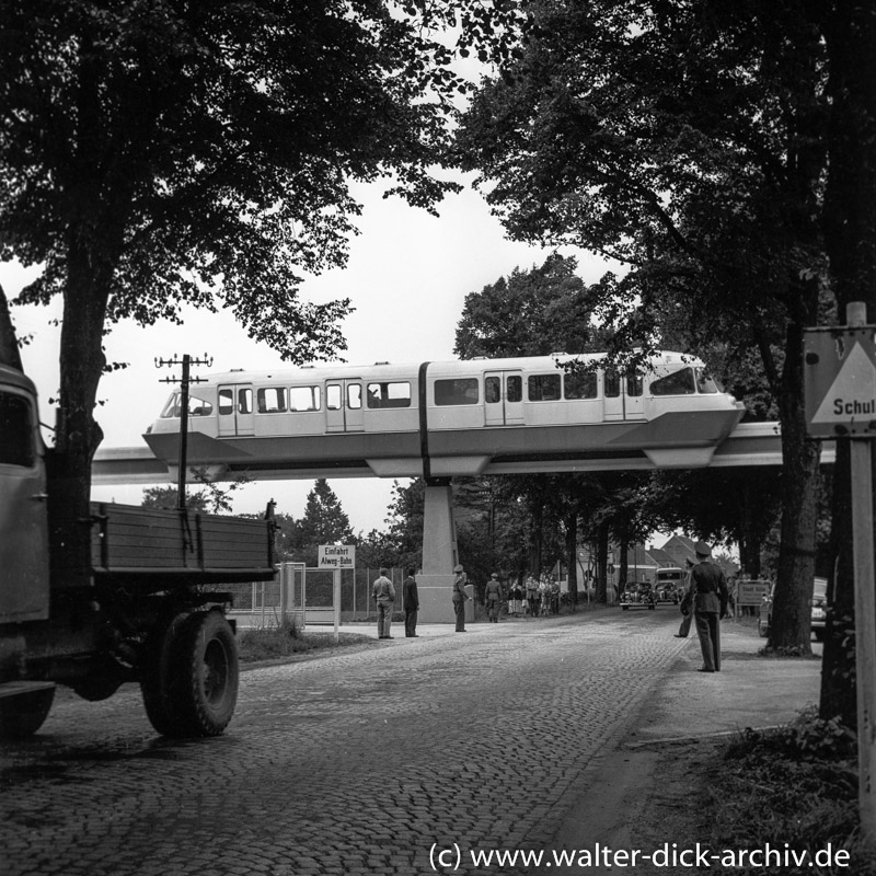 ALWEG-Bahn Überquerung der Neusser Landstraße 1957