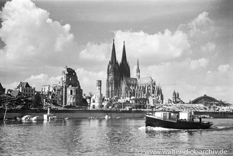 Blick auf die zerstörte Kölner Rheinfront