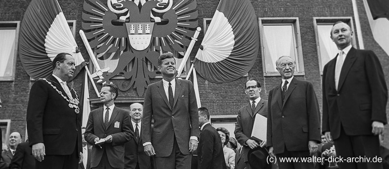 J.F. Kennedy hält eine Rede vor dem Kölner Rathaus 1963