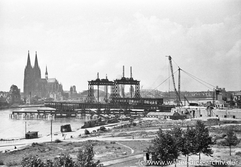Bau der neuen Brücke von Köln-Deutz aus gesehen 1947