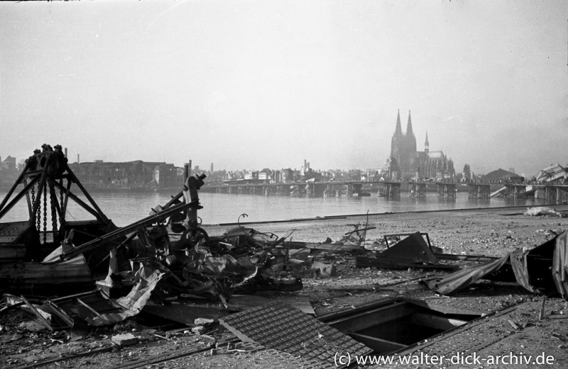 Behelfsbrücke "Tausendfüßler" vor der zerstörten Kölner Altstadt