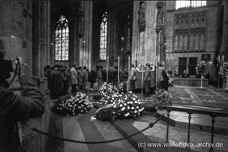 Aufbahrung im Dom Trauerfeier Konrad Adenauer