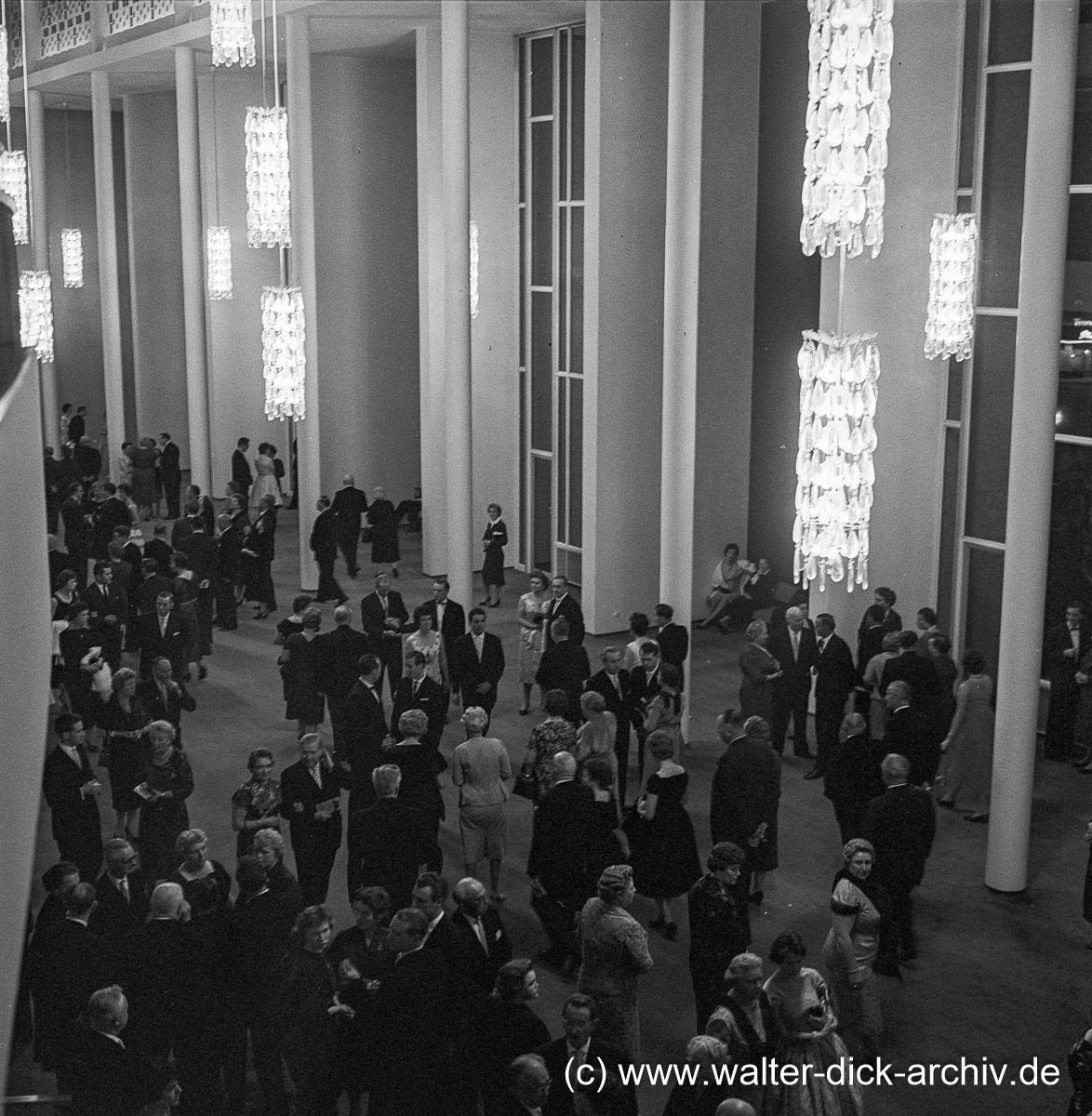 Im Foyer des Opernhauses 1964