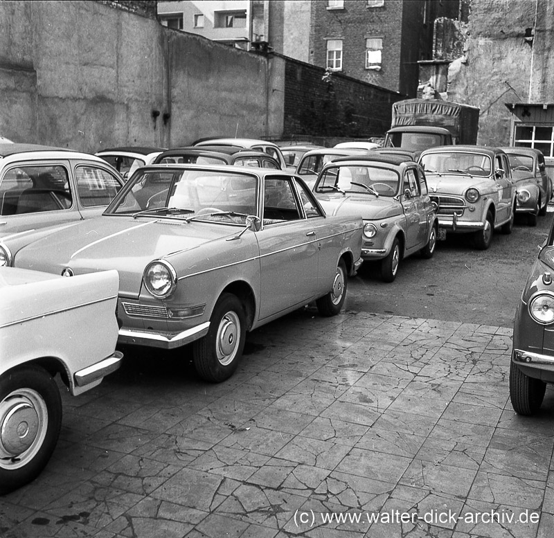 Autohandel auf dem Hinterhof 1964