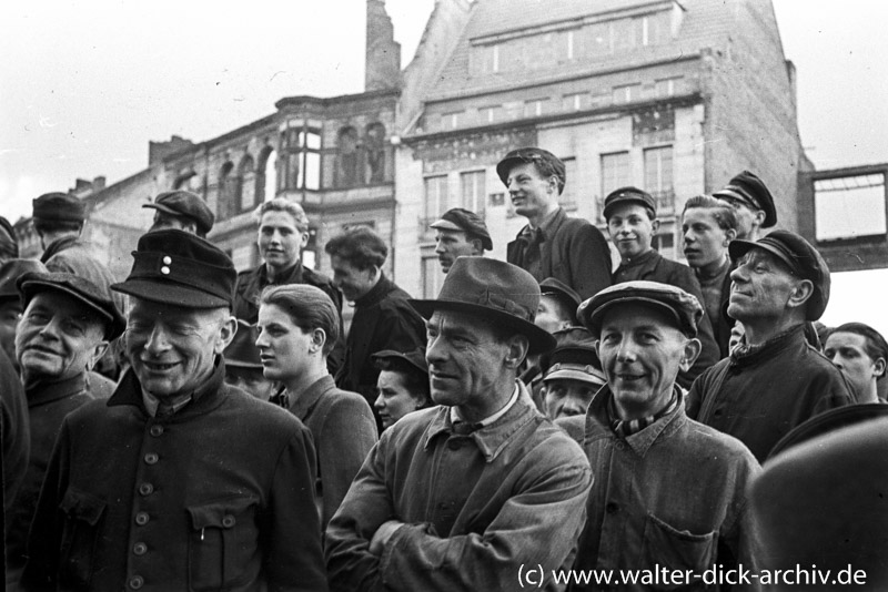 Hungerdemonstration vor dem Rathaus 1947