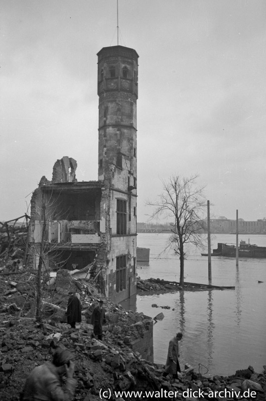 Turm des Kölner Stapelhauses im Hochwasser 1946