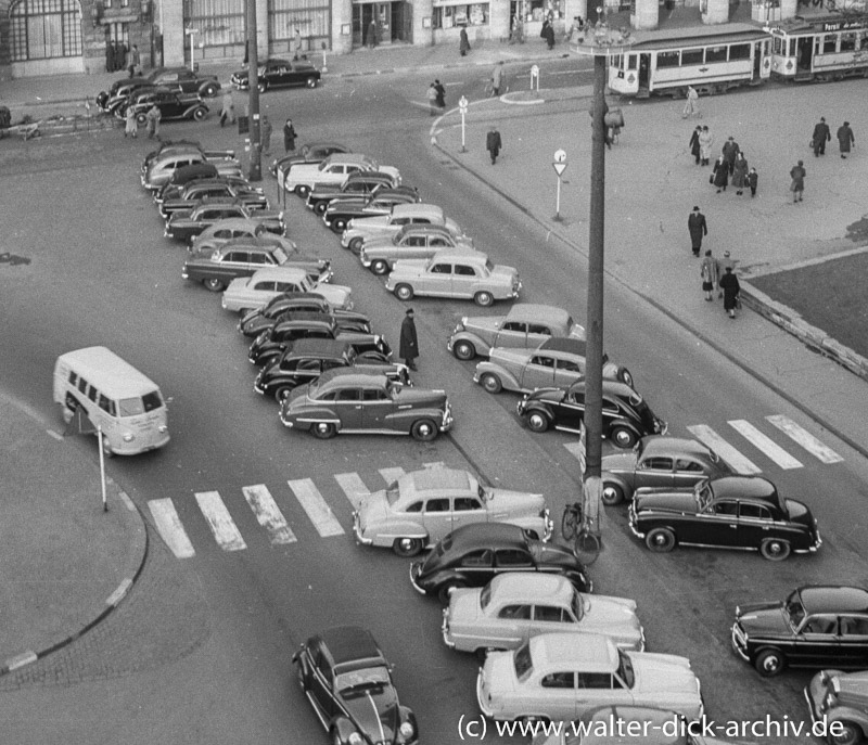 Vor dem Dom wird geparkt. 1954