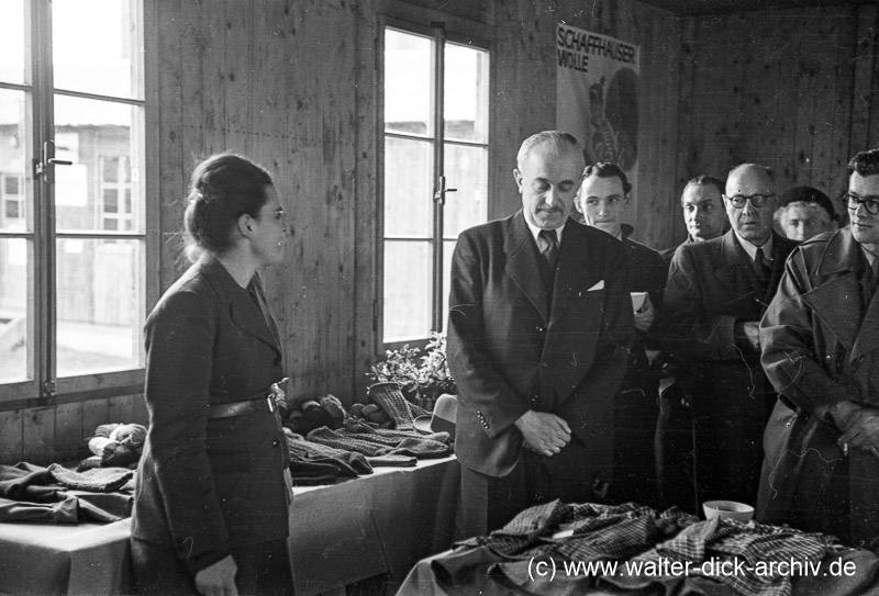 Hermann Pünder besichtigt das Schweizer Dorf 1947