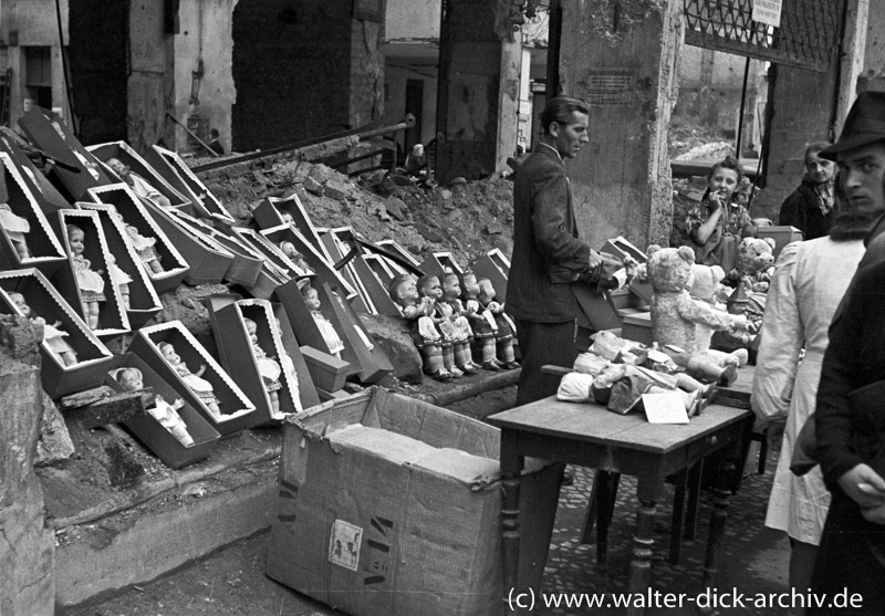 Trümmerberge als Auslage für Babypuppen 1948