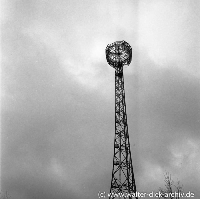 Dunkle Wolken über dem Kölner Ford Turm 1960
