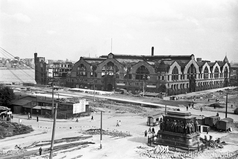 Der Kölner Heumarkt mit Denkmal und Markthalle