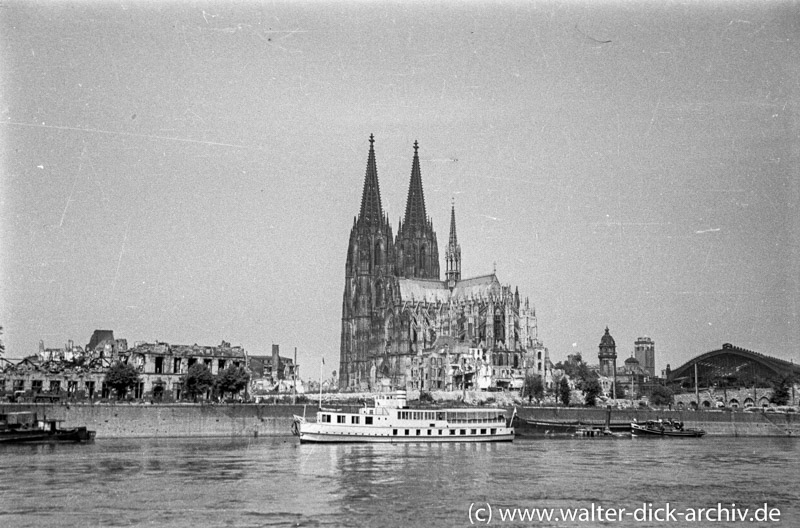 Schiff der "Weißen Flotte" vor der zerstörten Altstadt