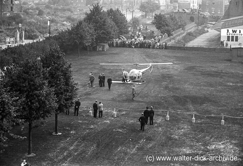 Hubschrauber des Bundeskanzlers bei der Eröffnung der Mülheimer Brücke 1951