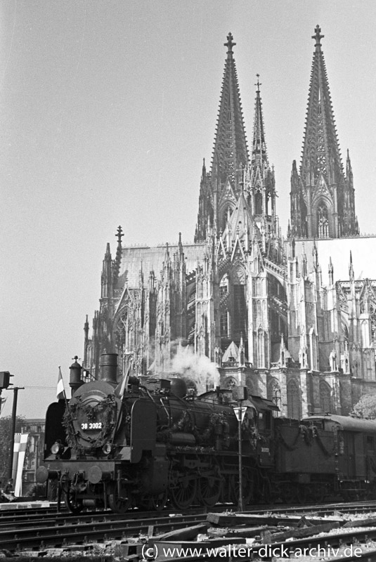 Der erste Zug über die Kölner Hohenzollernbrücke