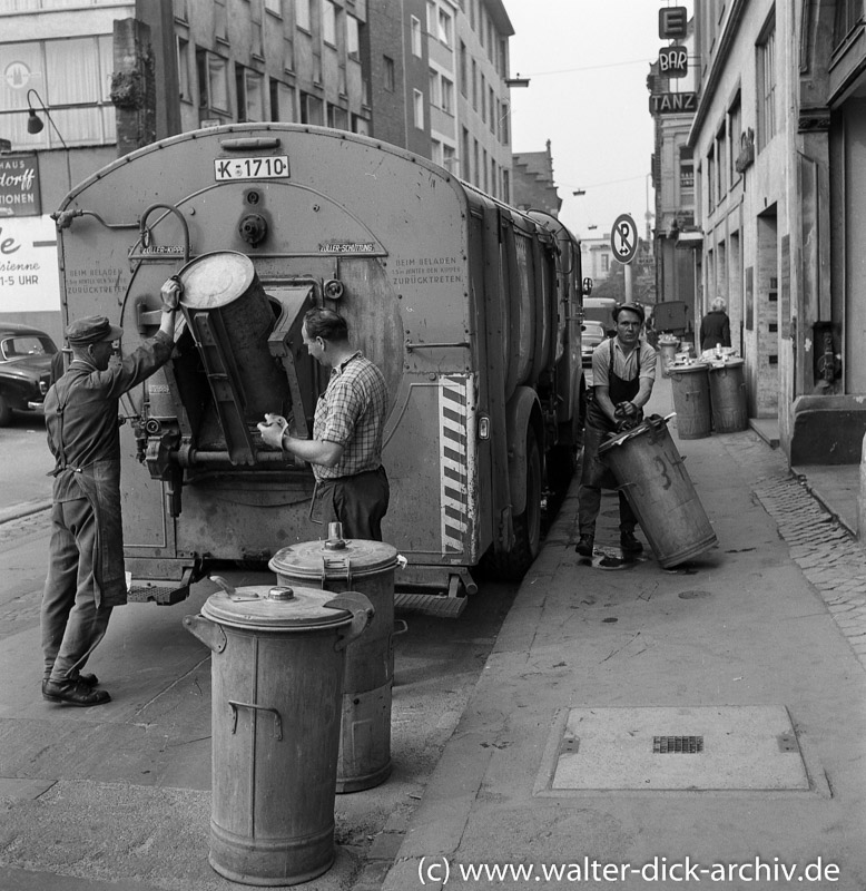 Müllabfuhr mit Blechtonnen 1963