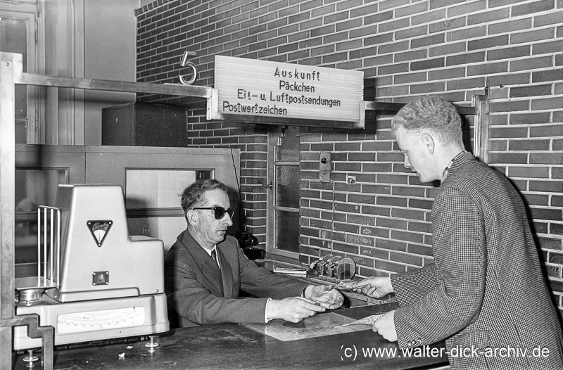 Kriegsblinder Postbeamter am Schalter 1958