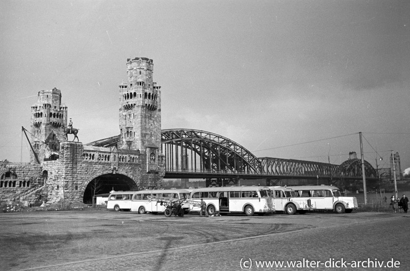 Am Kölner Busbahnhof 1950