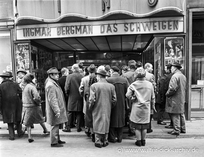 "Das Schweigen" im Kino. Zuschauerandrang 1964