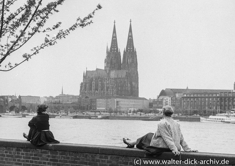 Zwei Grazien auf der Ufermauer