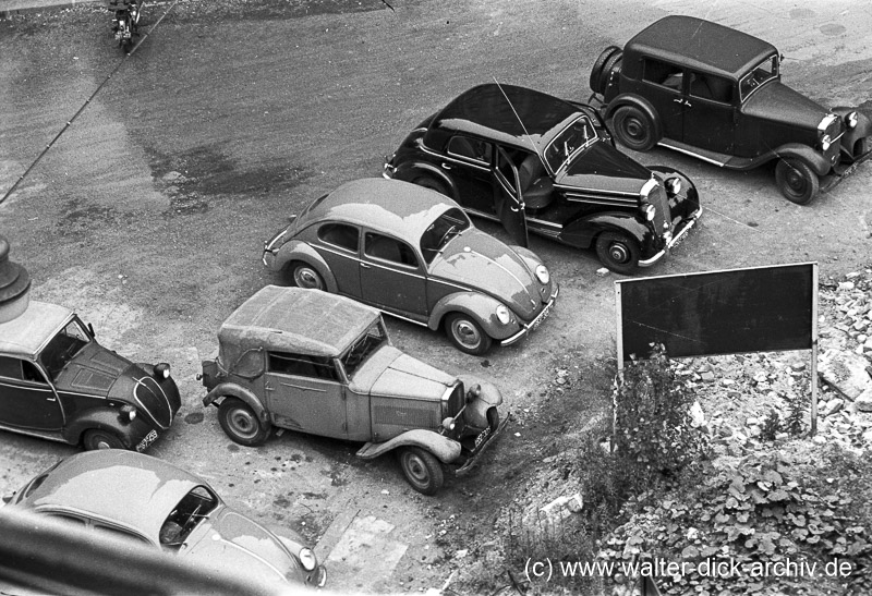 Alt und Neu-vor dem El-DE Haus 1951