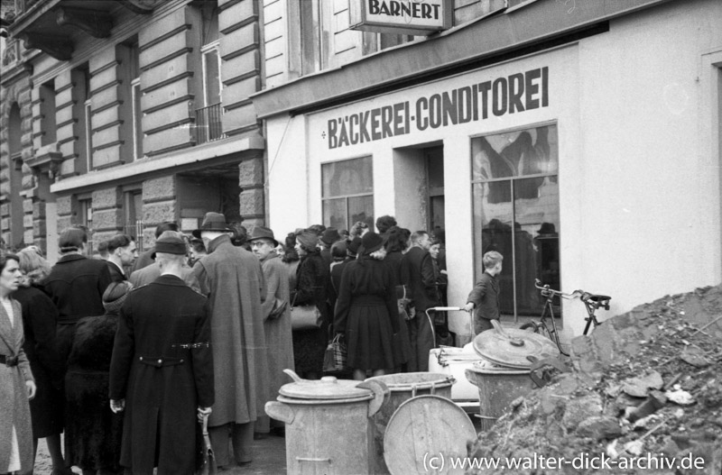 Schlange vor einer Bäckerei