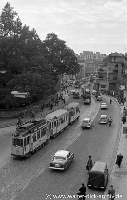 Straßenbahnstau vor St. Gereon 1954