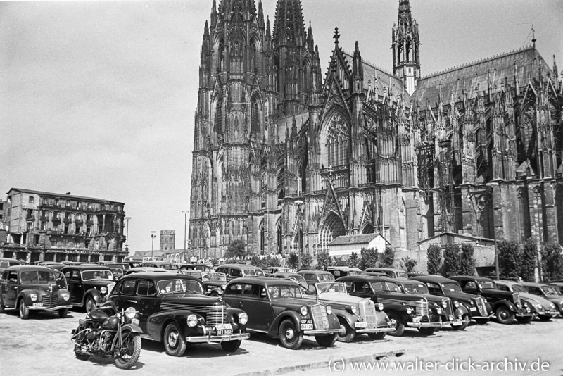 Große Karossen vor dem Domhotel