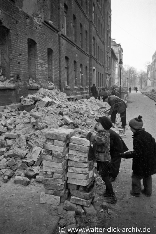 Kölner Kinder beim Sammeln von Bausteinen