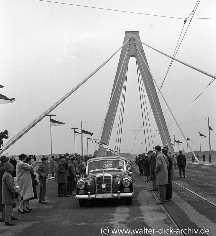 Der "Adenauer Mercedes" auf der neuen Kölner Brücke. 1959