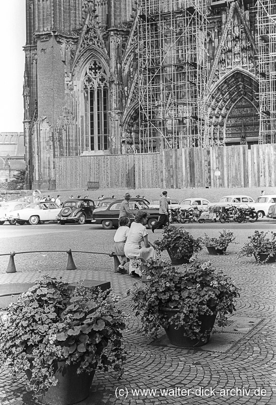 Dom-Westseite und Taubenbrunnen 1954