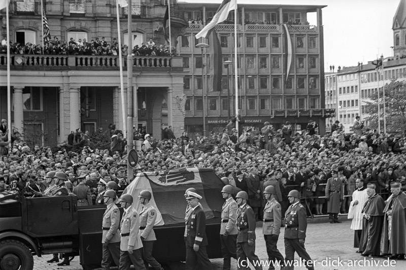 Auf dem Weg zum Rhein Beerdigung Konrad Adenauers 1967